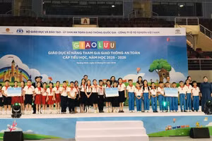 Ban tổ chức trao giải cho 3 đội đạt thành tích xuất sắc.