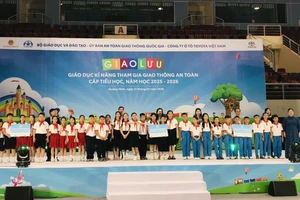 Ban tổ chức trao giải cho 3 đội đạt thành tích xuất sắc.