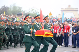 Nghi thức thượng cờ tại Kỳ đài Hiền Lương.