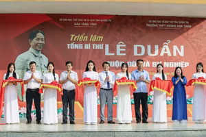 Đại diện Bảo tàng Quảng Trị và nhà trường cắt băng khai mạc triển lãm.