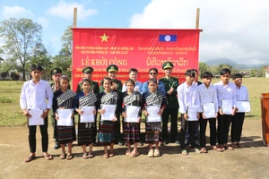 Bộ đội Biên phòng Quảng Trị tặng quà đến học sinh Trường THCS Nội trú La Cồ (Lào).