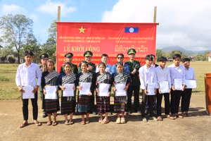 Bộ đội Biên phòng Quảng Trị tặng quà đến học sinh Trường THCS Nội trú La Cồ (Lào).