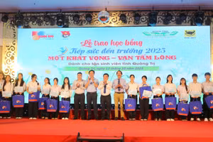 Học bổng "Tiếp sức đến trường" đồng hành với tân sinh viên khó khăn.