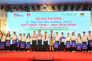 Học bổng "Tiếp sức đến trường" đồng hành với tân sinh viên khó khăn.