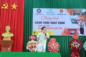 Diễn giả Nguyễn Sơn Lâm truyền cảm hứng vượt khó cho học sinh.