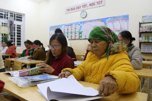 Ngoài 60 tuổi, 2 người phụ nữ Pa Kô đã lên chức bà nhưng vẫn miệt mài đến lớp học chữ. 