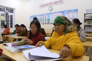 Ngoài 60 tuổi, 2 người phụ nữ Pa Kô đã lên chức bà nhưng vẫn miệt mài đến lớp học chữ. 