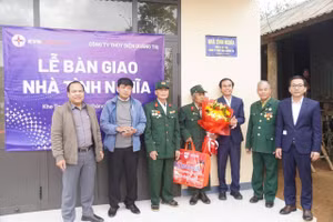 Lãnh đạo Công ty và lãnh đạo chính quyền địa phương bàn giao nhà tình nghĩa cho bà Hồ Tà Luối - thôn Tà Húc, xã Khe Sanh.