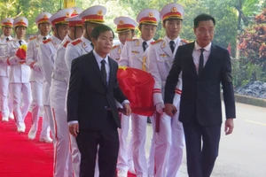 Lãnh đạo tỉnh Quảng Trị di chuyển hài cốt liệt sĩ về nơi an táng.