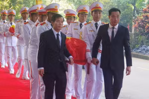 Lãnh đạo tỉnh Quảng Trị di chuyển hài cốt liệt sĩ về nơi an táng.