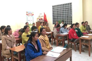 Học viên tham gia học xóa mù chữ tại Trường Tiểu học và THCS Xy (xã A Dơi). (Ảnh: N. Hồng)