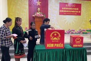 Cử tri đồng bào Rục ở xã Kim Phú (Quảng Trị) tham gia bỏ phiếu.