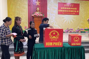 Cử tri đồng bào Rục ở xã Kim Phú (Quảng Trị) tham gia bỏ phiếu.