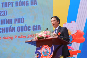 Ông Hoàng Nam, Phó Chủ tịch UBND tỉnh Quảng Trị phát biểu tại Lễ kỷ niệm 50 năm thành lập Trường THPT Đông Hà.