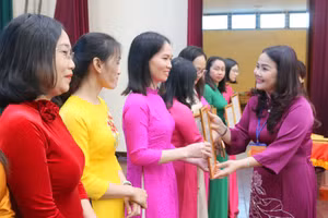 TS Lê Thị Hương, Giám đốc Sở GD&ĐT trao chứng nhận cho các giáo viên.