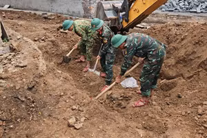 Bộ đội quy tập hài cốt liệt sĩ ở khu vực di tích Trường Bồ Đề.