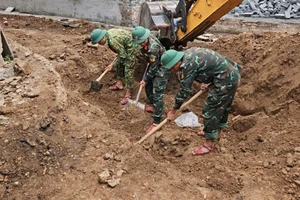 Bộ đội quy tập hài cốt liệt sĩ ở khu vực di tích Trường Bồ Đề.