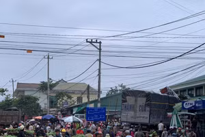 Chiếc xe tải bất ngờ bị mất lái rồi lao vào chợ Tân Long (Quảng Trị).