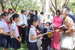 Công chúa Thái Lan động viên và tặng quà các em học sinh.