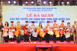 Lãnh đạo Sở GD&ĐT Quảng Trị tặng hoa động viên các học sinh tham dự kỳ thi.