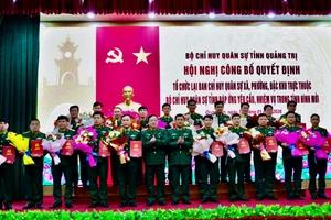 Lãnh đạo Quân khu 4 và Bộ CHQS tỉnh Quảng Trị trao quyết định bổ nhiệm 78 Chỉ huy trưởng Ban CHQS các xã, phường.