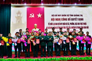 Lãnh đạo Quân khu 4 và Bộ CHQS tỉnh Quảng Trị trao quyết định bổ nhiệm 78 Chỉ huy trưởng Ban CHQS các xã, phường.