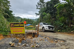 Tại Km5+200 tỉnh lộ ĐT 587, nền mặt đường hư hỏng nặng.