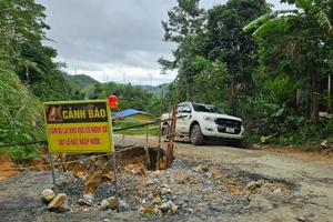 Tại Km5+200 tỉnh lộ ĐT 587, nền mặt đường hư hỏng nặng.