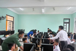 Học sinh sử dụng máy tính học tập.