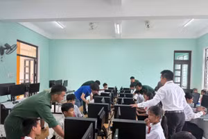 Học sinh sử dụng máy tính học tập.