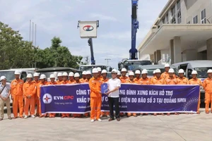 Đội xung kích Công ty Điện lực Quảng Bình đã xuất quân hỗ trợ tỉnh Quảng Ninh khôi phục lưới điện.