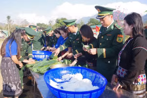 Cán bộ chiến sĩ biên phòng cùng nhân dân gói bánh chưng đón Tết.