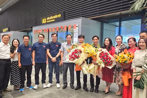 TS Lê Thị Hương, Giám đốc Sở GD&ĐT Quảng Trị tặng hoa chúc mừng các học sinh.