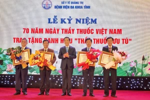 Ông Hoàng Nam, Phó Chủ tịch UBND tỉnh Quảng Trị trao danh hiệu Thầy thuốc Ưu tú cho 4 bác sĩ.