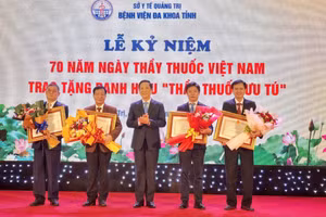 Ông Hoàng Nam, Phó Chủ tịch UBND tỉnh Quảng Trị trao danh hiệu Thầy thuốc Ưu tú cho 4 bác sĩ.