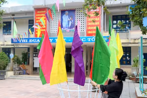 Các trường học ở Quảng Trị tất bật chuẩn bị các khâu trang trí để chào năm học mới.