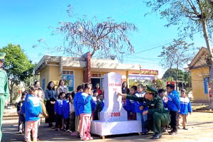 Các cháu học sinh mầm non tham quan, nghe giới thiệu mô phỏng cột mốc biên giới quốc gia 597.