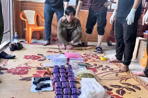 Lực lượng công an bắt giữ nghi phạm cầm đầu trong chuyên án ma túy.