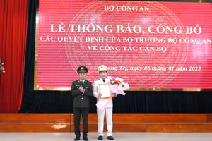 Thứ trưởng Bộ Công an Đặng Hồng Đức trao quyết định bổ nhiệm Giám đốc Công an tỉnh Quảng Trị.