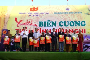 Bí thư Tỉnh ủy Nguyễn Văn Phương trao quà Tết đến người dân vùng biên giới.