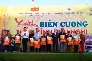 Bí thư Tỉnh ủy Nguyễn Văn Phương trao quà Tết đến người dân vùng biên giới.