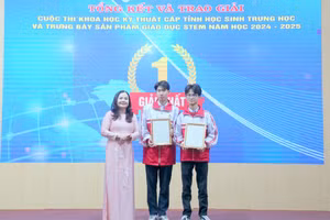 TS Lê Thị Hương, Giám đốc Sở GD&ĐT tỉnh Quảng Trị trao giải Nhất cho 2 em Trần Ngọc Long và Trần Lê Phúc, Trường THPT chuyên Lê Quý Đôn.