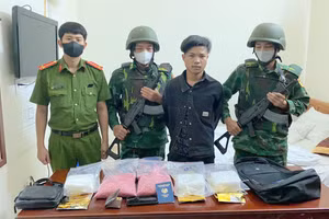 Cơ quan chức năng bắt giữ nghi phạm vận chuyển ma túy.