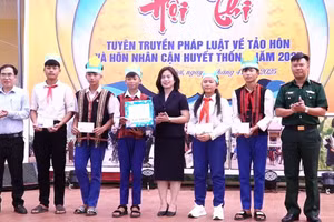 Học sinh miền núi tuyên truyền giảm thiểu tảo hôn và hôn nhân cận huyết.