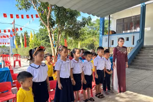Học sinh đảo Cồn Cỏ hát quốc ca cùng cô giáo trong lễ khai giảng.