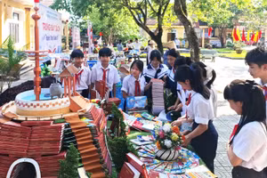 Học sinh tham quan mô hình sách xếp hình Thành cổ Quảng Trị.