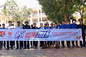 Các lực lượng ra quân Tiếp sức mùa thi tại điểm thi Trường THPT Hướng Phùng.