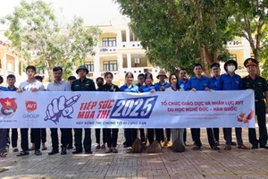 Các lực lượng ra quân Tiếp sức mùa thi tại điểm thi Trường THPT Hướng Phùng.