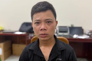 Nghi phạm vụ án mạng bị công an khống chế, bắt giữ.