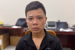 Nghi phạm vụ án mạng bị công an khống chế, bắt giữ.